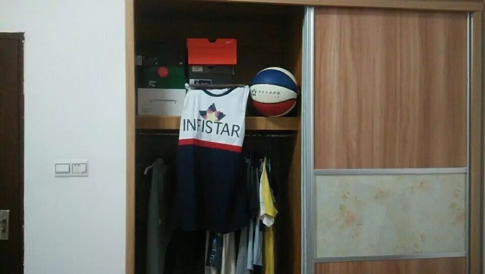 小学原地拍篮球规则_小学篮球原地运球的教学设计_小学篮球原地运球动作要领