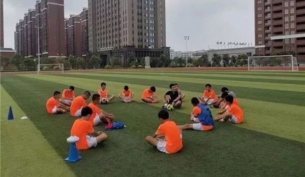 中学生足球规则_初中生八人足球规则是什么_足球中的规则