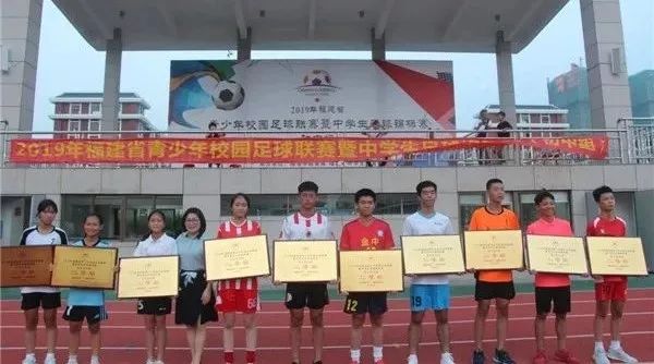 中学生足球规则_初中生八人足球规则是什么_足球中的规则
