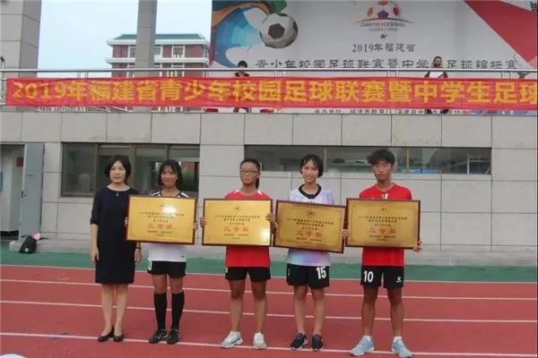 中学生足球规则_初中生八人足球规则是什么_足球中的规则