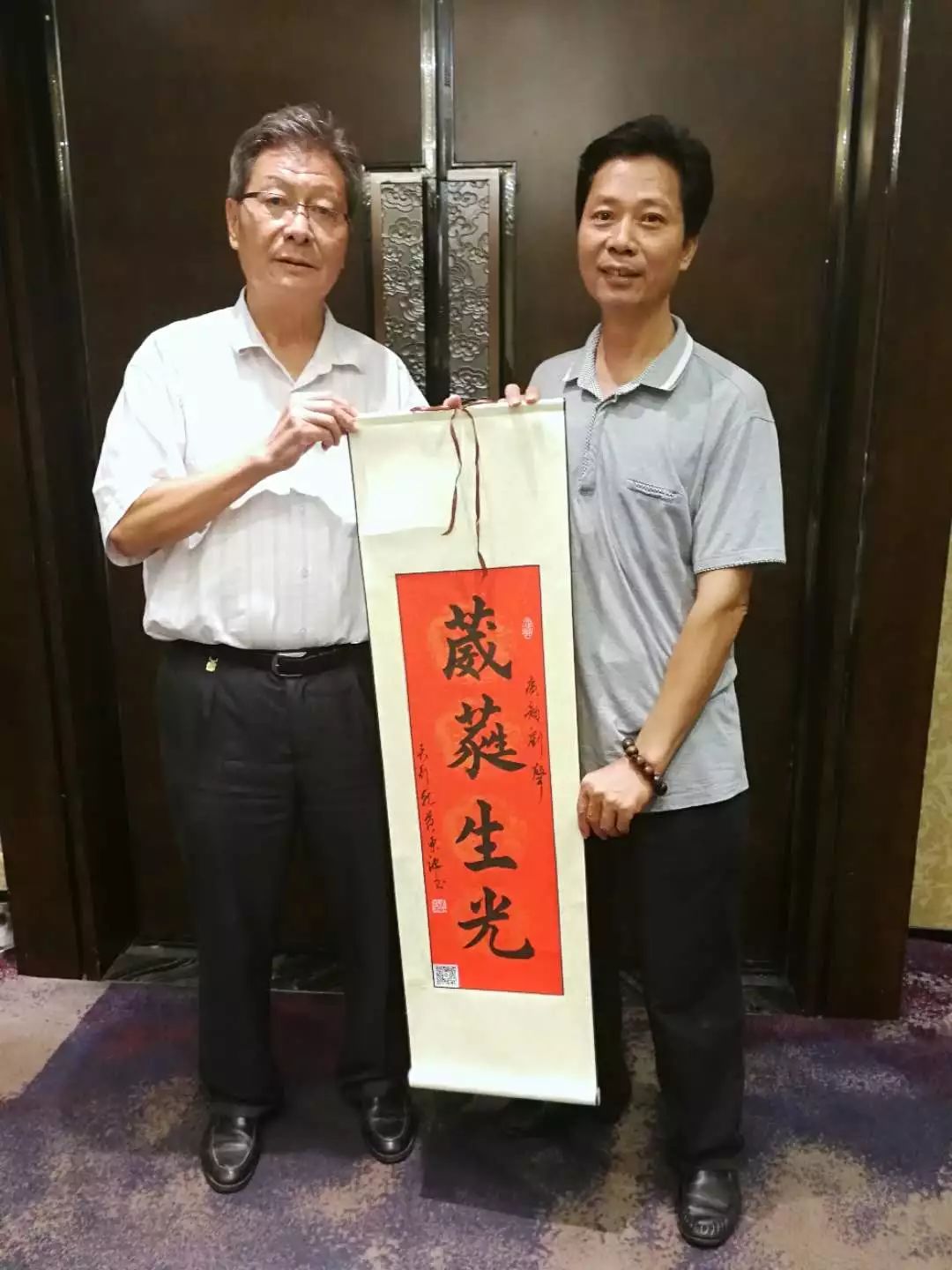 足球技巧金钩_足球的钩法图解视频_钩足球的教学