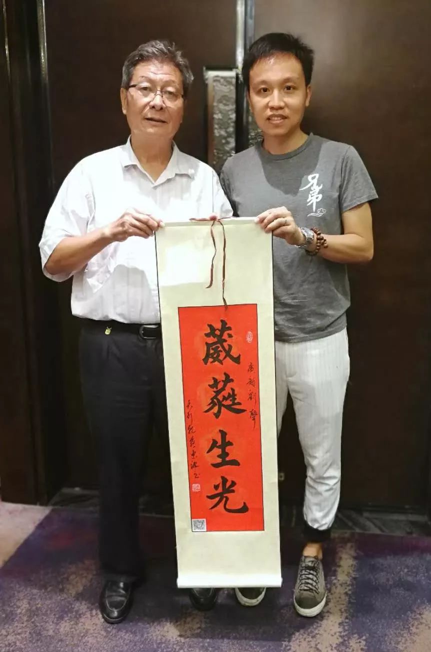 钩足球的教学_足球的钩法图解视频_足球技巧金钩
