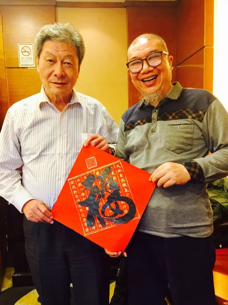 足球的钩法图解视频_足球技巧金钩_钩足球的教学