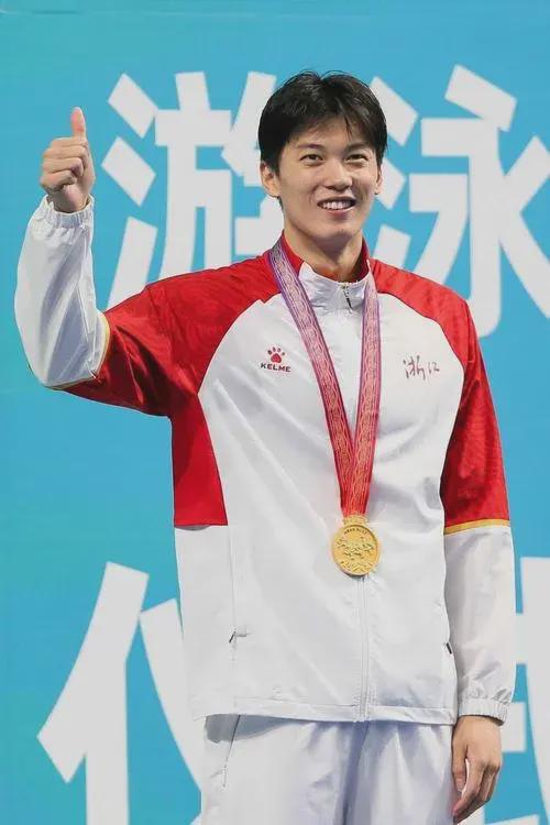 游泳赢队冠军是什么级别_游泳比赛冠军_游泳队赢了冠军是谁啊