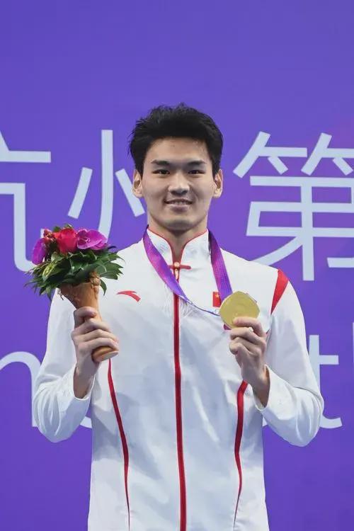 游泳队赢了冠军是谁啊_游泳比赛冠军_游泳赢队冠军是什么级别
