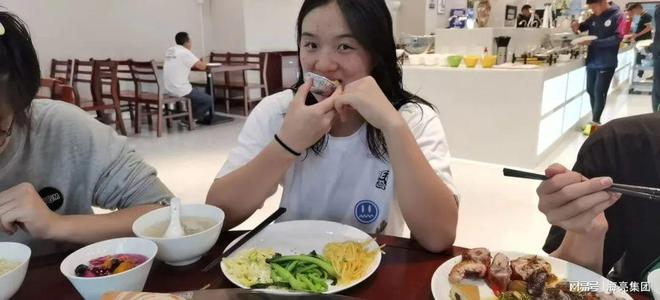 游泳赢队冠军是什么意思_游泳比赛冠军_游泳队赢了冠军是谁啊