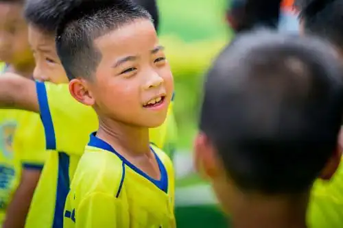 联赛足球冠军小学生是谁_小学足球冠军的说说_小学生联赛足球冠军是谁