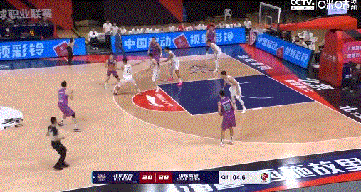 篮球出场再回来接球规则_篮球规则接球后可以走不_篮球接球