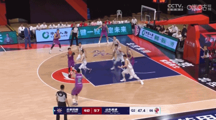 篮球出场再回来接球规则_篮球规则接球后可以走不_篮球接球