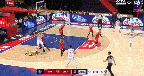 篮球规则接球后可以走不_篮球出场再回来接球规则_篮球接球