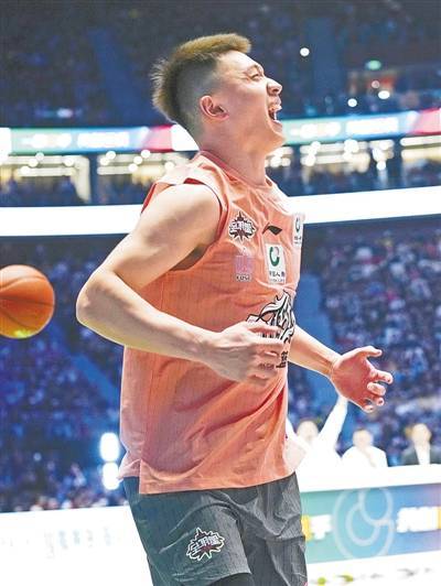 郑州大学体育学院杨浩夺CBA全明星扣篮大赛冠军